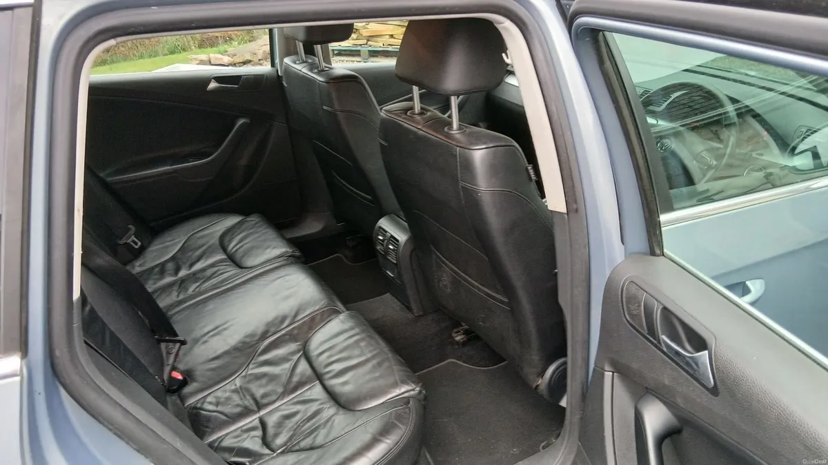 Volkswagen Passat 2010 - Image 2