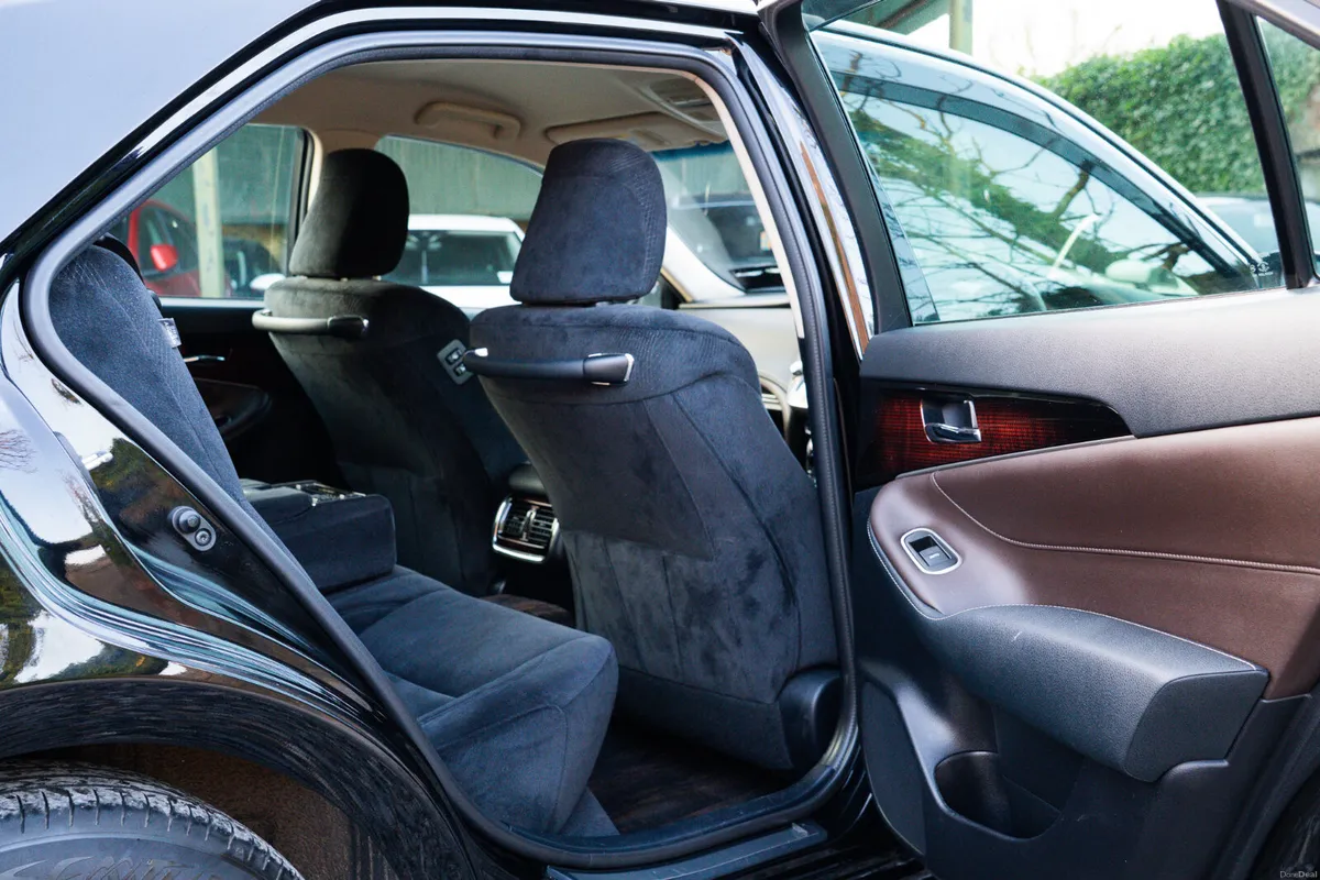 2016 Toyota Crown 2.5 Hybrid - Image 4