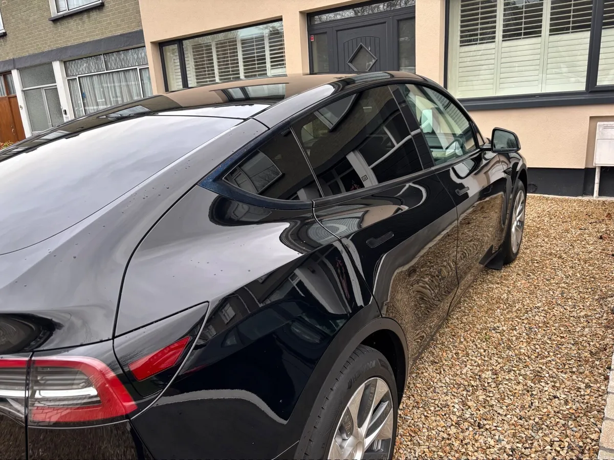 Tesla Model Y 2023 - Image 2