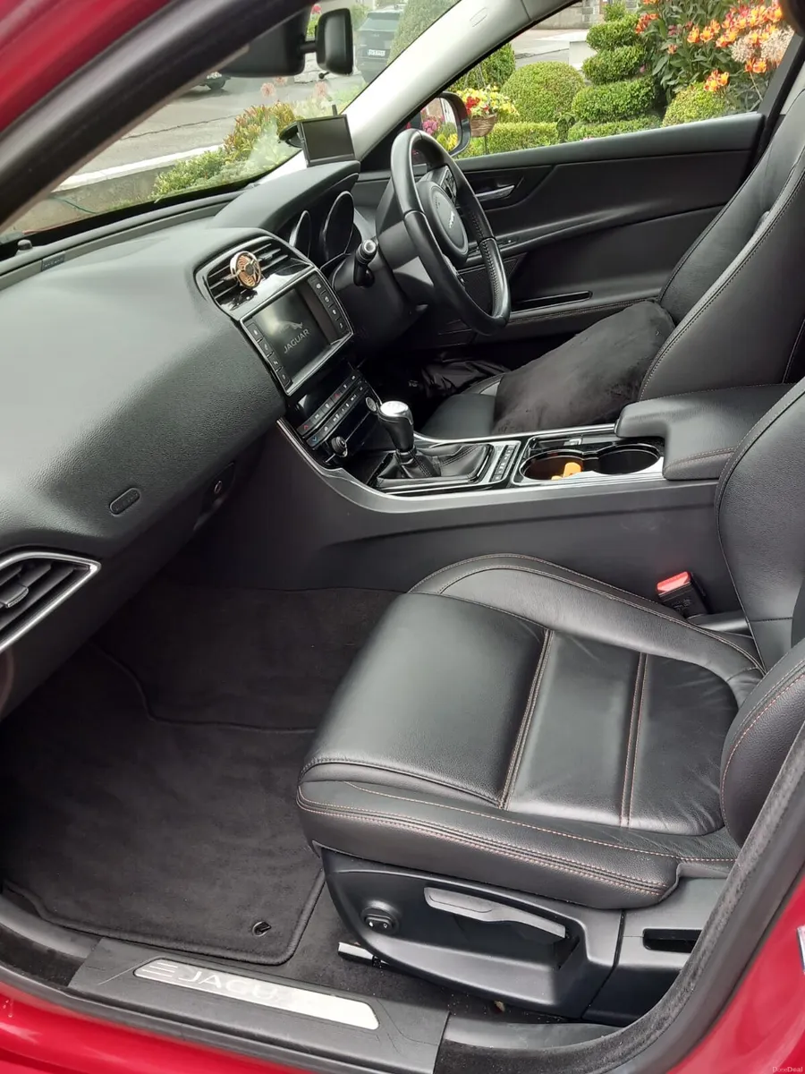 Jaguar XE Prestige - Image 4