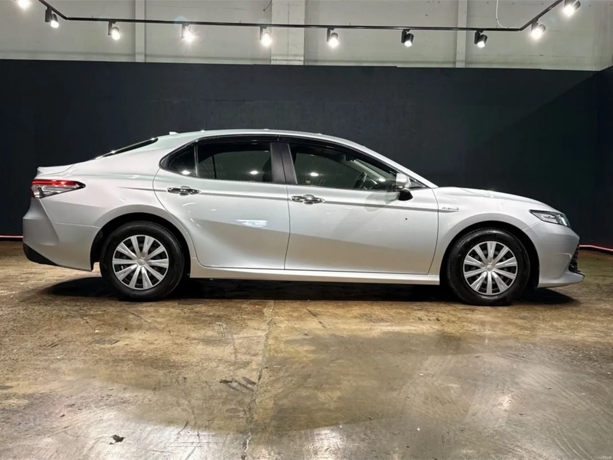 Toyota Camry HYBRID 2.5L AUTOMATIC - REVERSE CAMER - Image 3