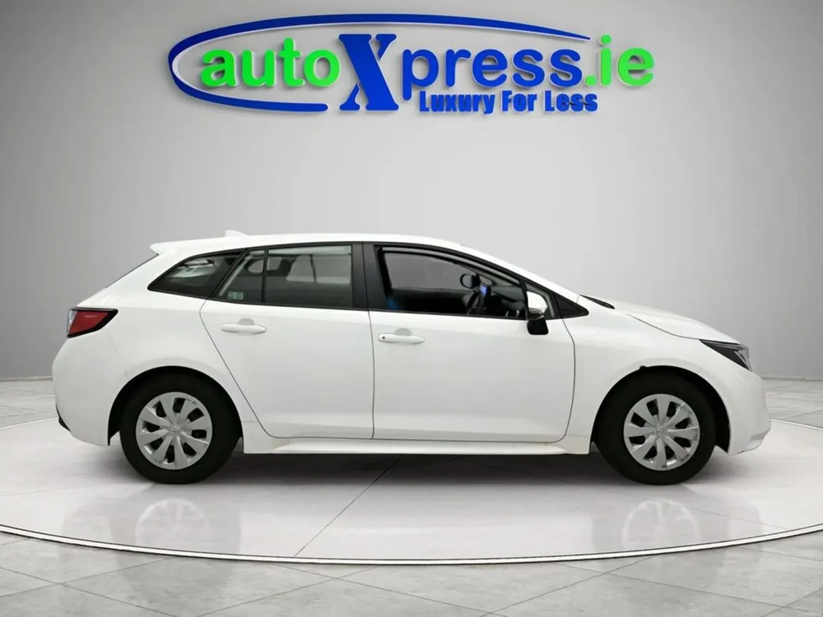 Toyota Corolla 1.8 HYBRID X, Reversing camera, Aut - Image 3