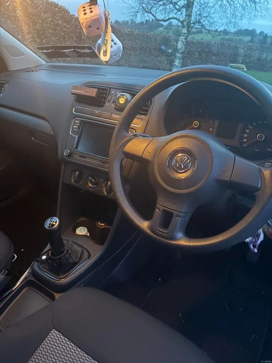 Volkswagen Polo 2011 - Image 2