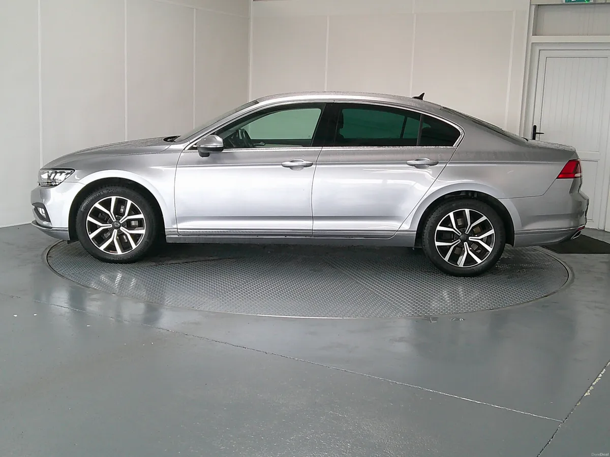Volkswagen Passat 2022 - Image 4
