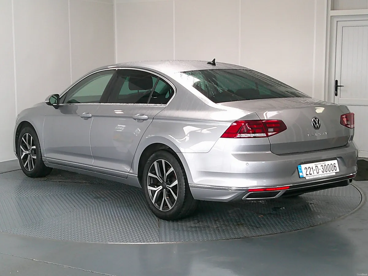 Volkswagen Passat 2022 - Image 5