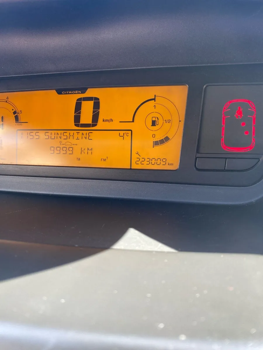 Citroen c4 hatchback 7 seater - Image 3