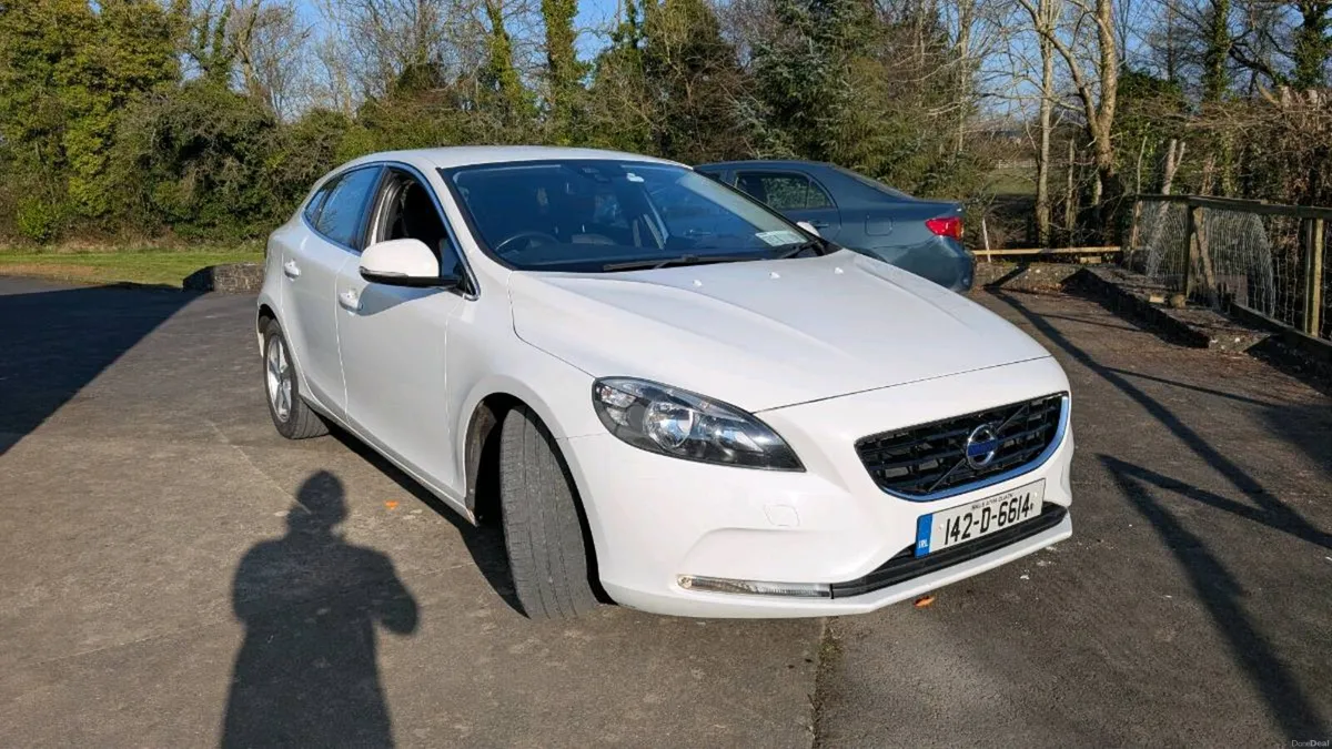 Volvo V40 1.6 Diesel–Reliable & Eco, Leather Trim - Image 2