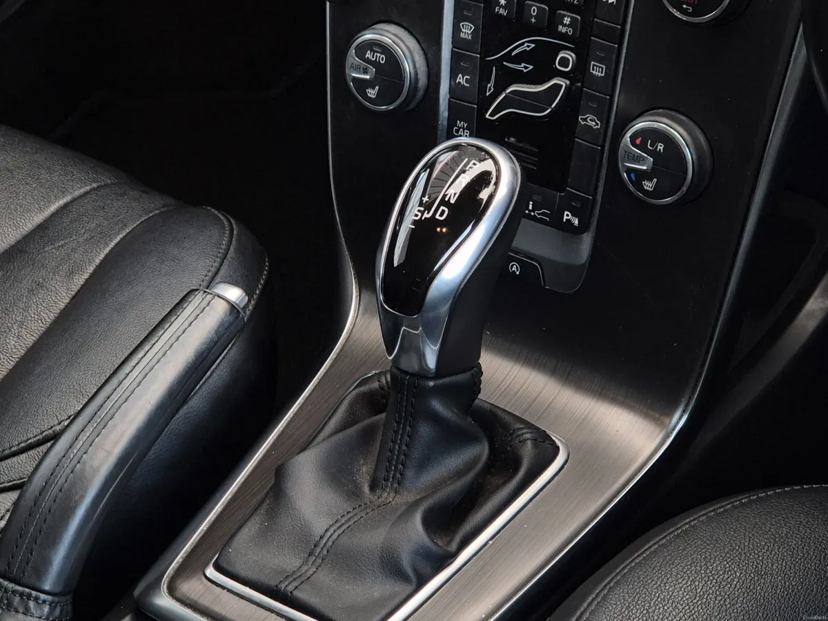 2015 VOLVO V40 AUTO 92KMS - Image 6