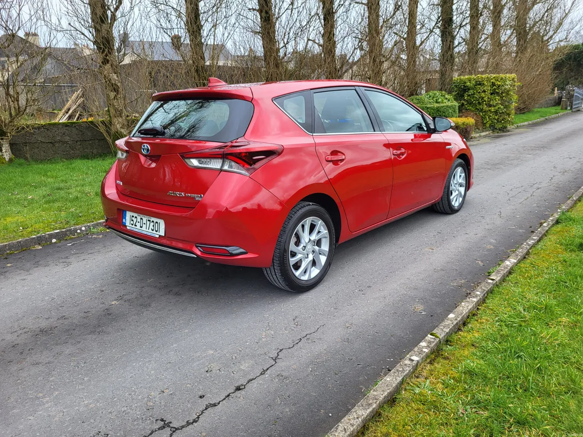 Toyota Auris  HYBRID  AUTOMATIC - Image 3