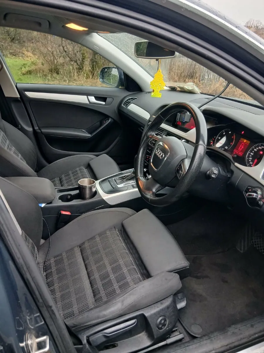 Audi A4 2010 - Image 2