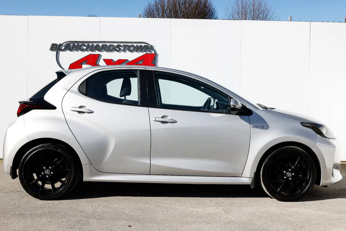 Toyota Yaris Luna Auto Hybrid - Image 3