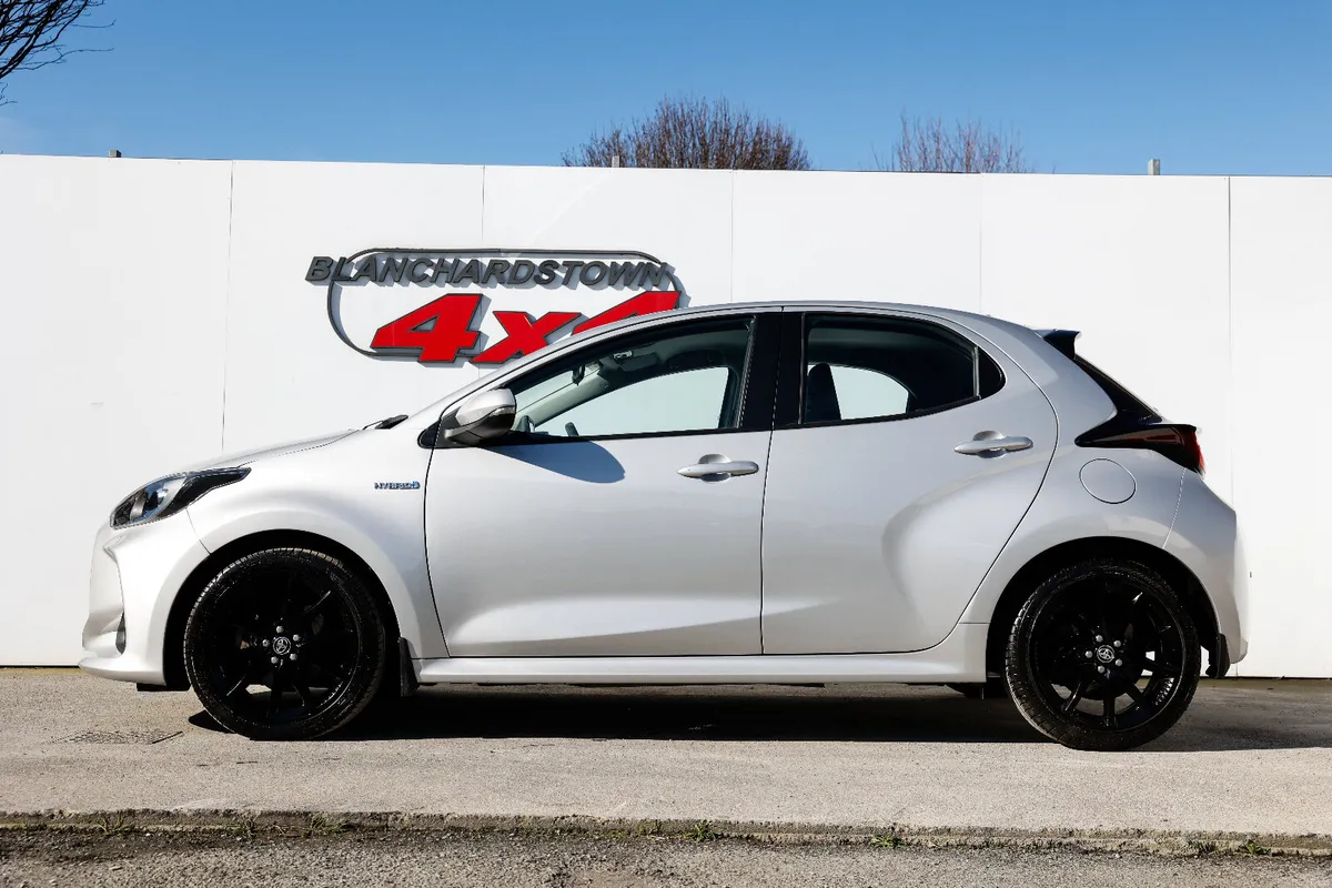 Toyota Yaris Luna Auto Hybrid - Image 4