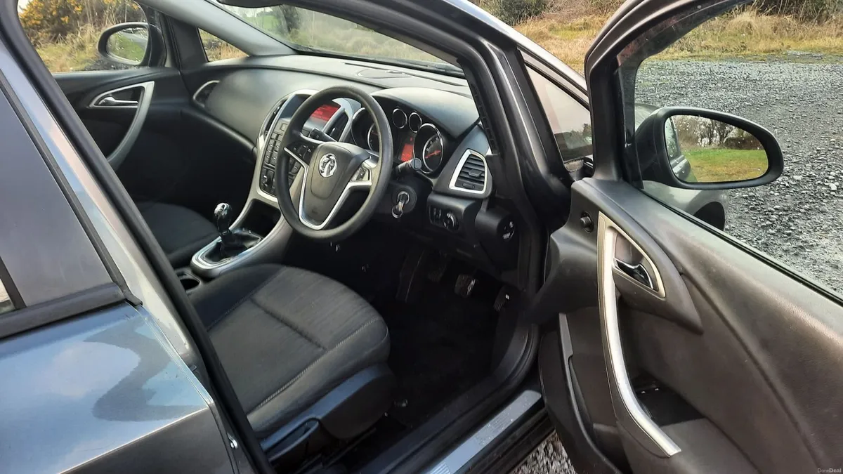 Vauxhall Astra 2011 - Image 2