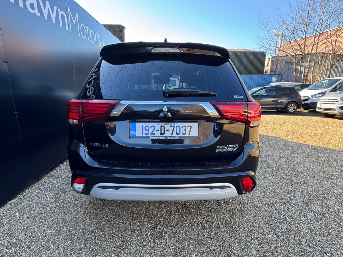 MITSUBISHI OUTLANDER 2.4 PHEV 4WD INTENSE 5DR - Image 4