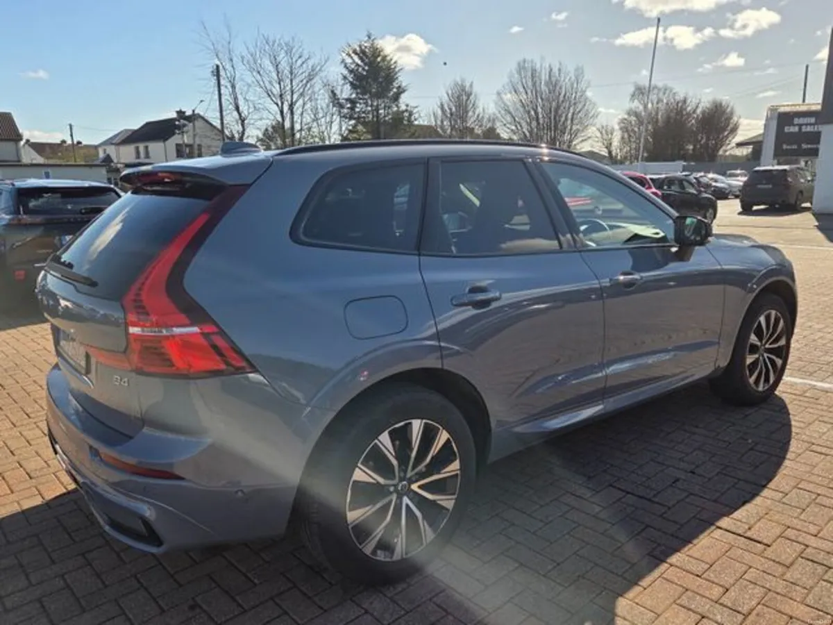 Volvo XC60 B4 Plus Dark 5DR Auto - Image 4