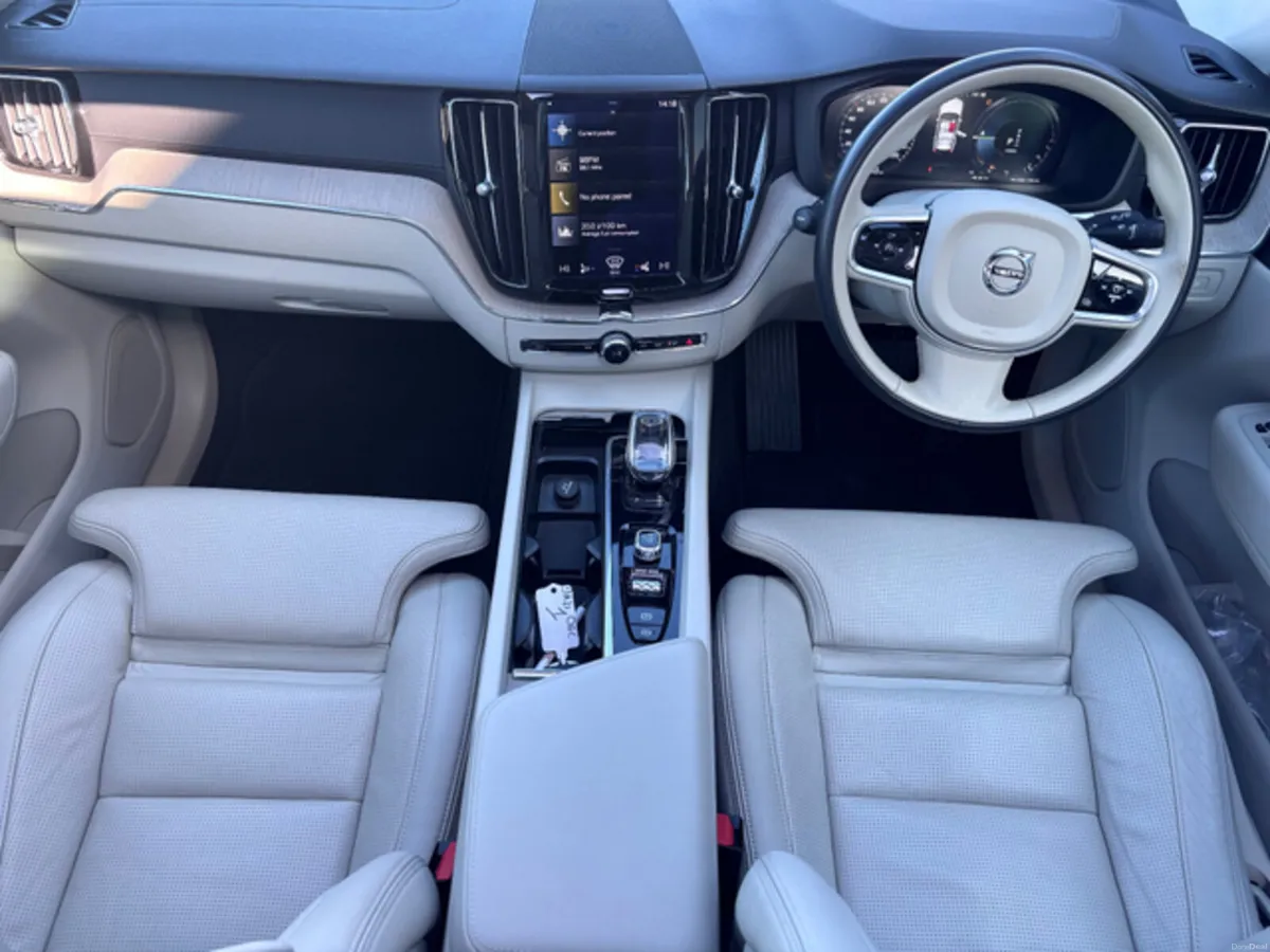 Volvo XC60 RECHARGE T6 INSCRIPTION  AWD // SUNROOF - Image 2