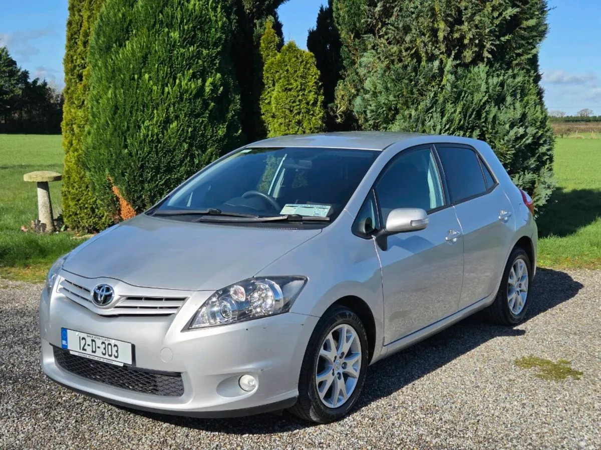 Very Low Mileage Toyota Auris 1.4 D4d Sport Auto - Image 2