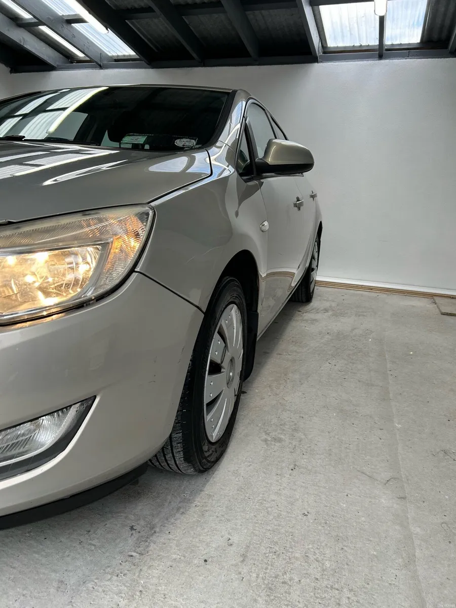 2010 Opel Astra 1.4 Petrol taxed and tested - Image 4