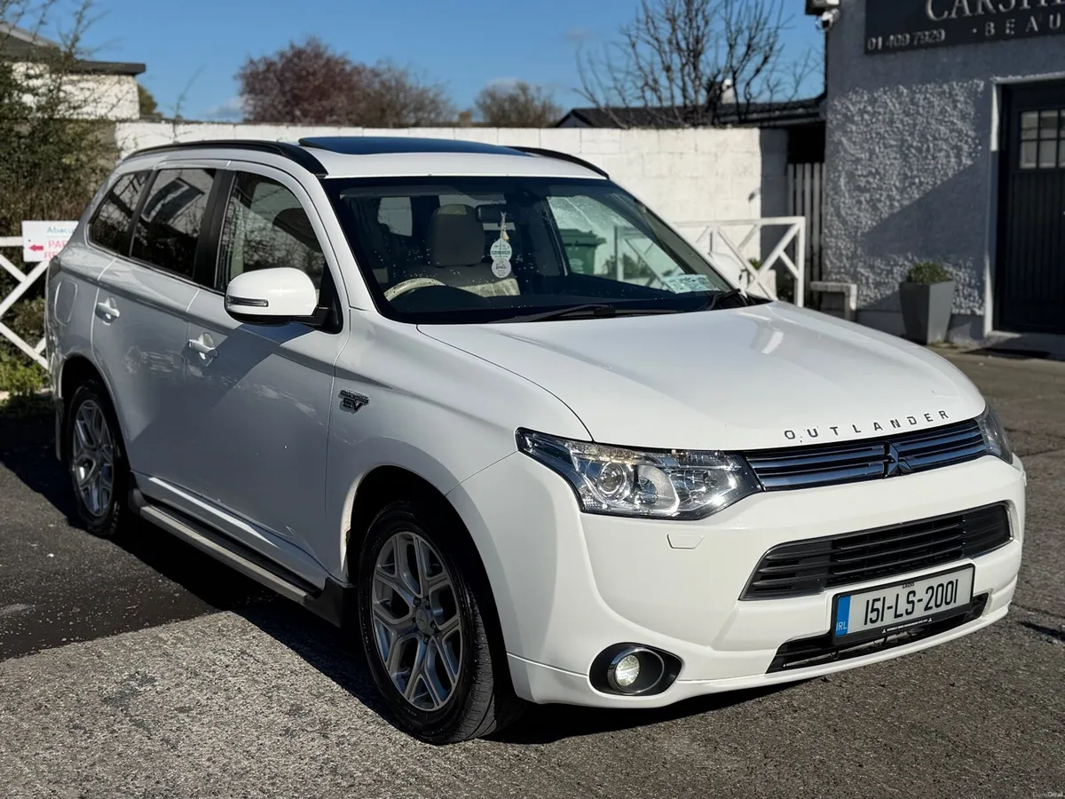 White Mitsubishi Outlander 2015 PHEV - Image 1