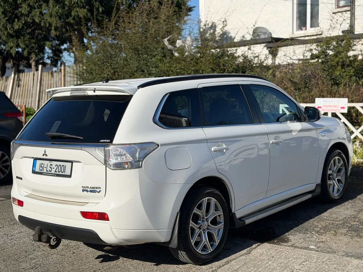White Mitsubishi Outlander 2015 PHEV - Image 3