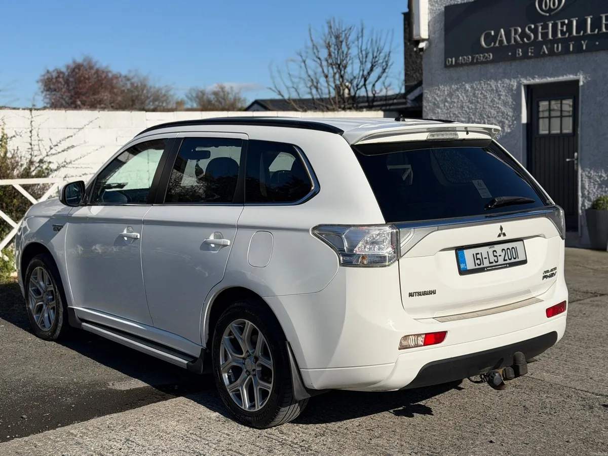 White Mitsubishi Outlander 2015 PHEV - Image 4