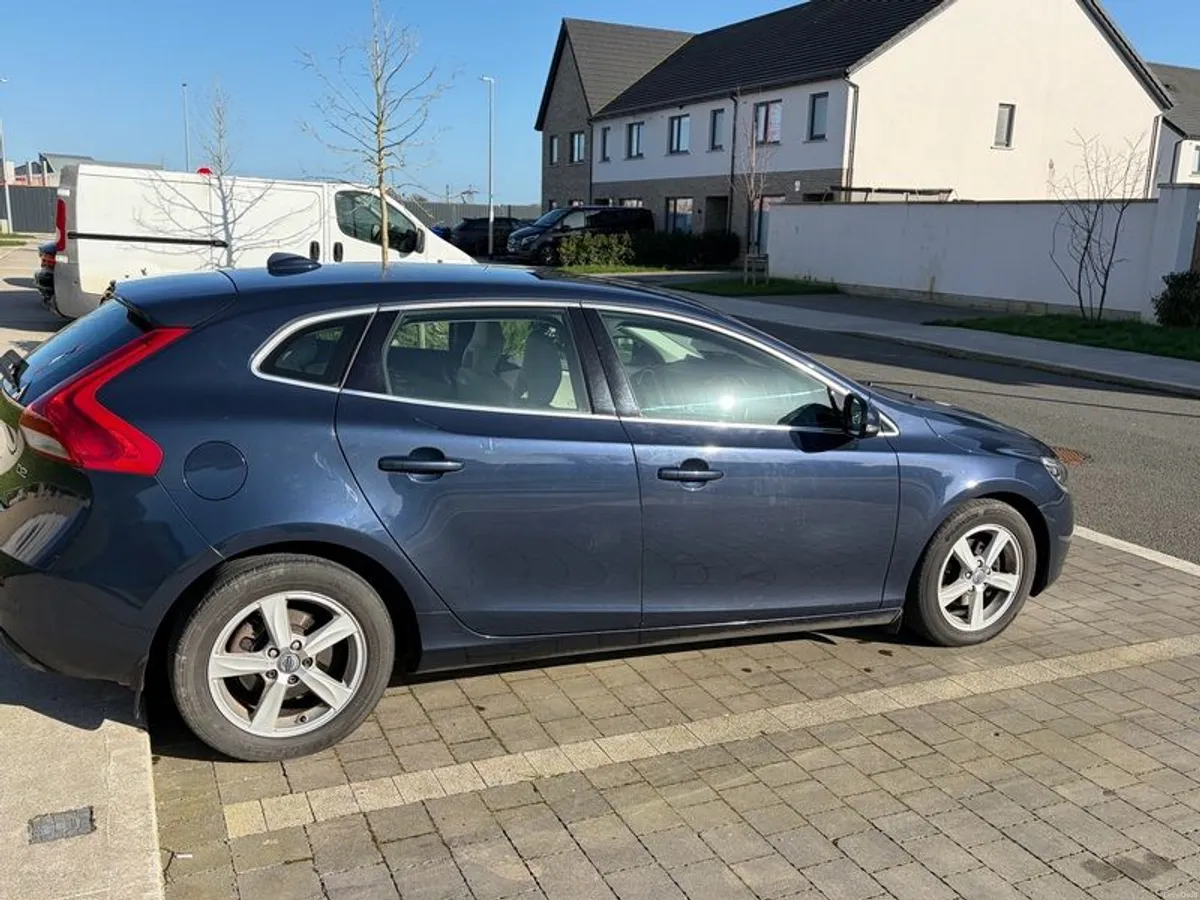 2015 Volvo V40 - Image 2