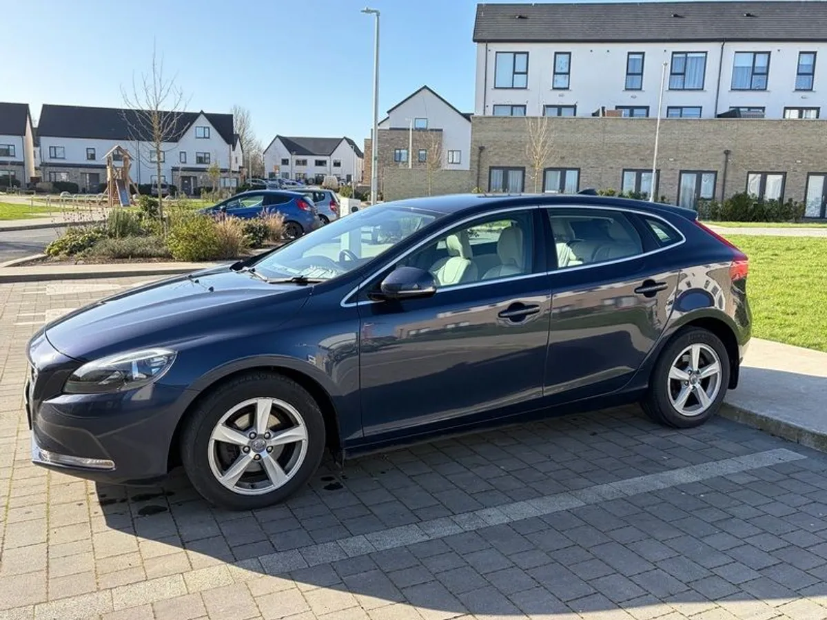 2015 Volvo V40 - Image 3