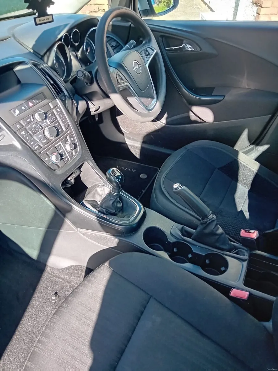 Opel Astra 2014 - Image 2