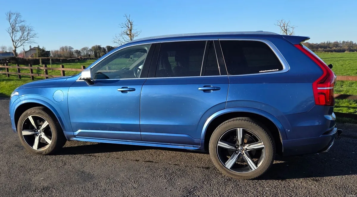 2019 Volvo XC90 R-DESIGN T8 PHEV AWD 7 Seats. - Image 3