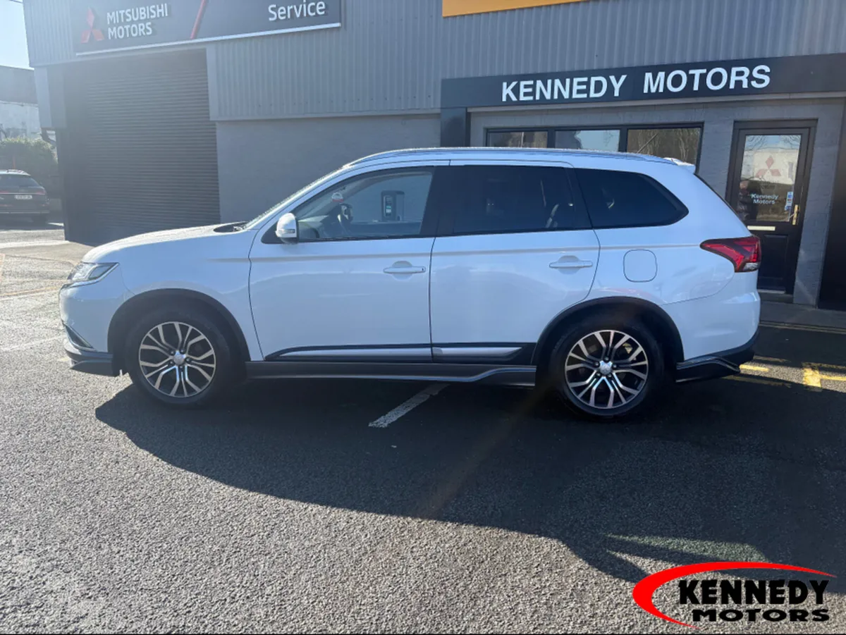 Mitsubishi Outlander 16MY 4WD 6 6MT 7S 4DR - Image 4