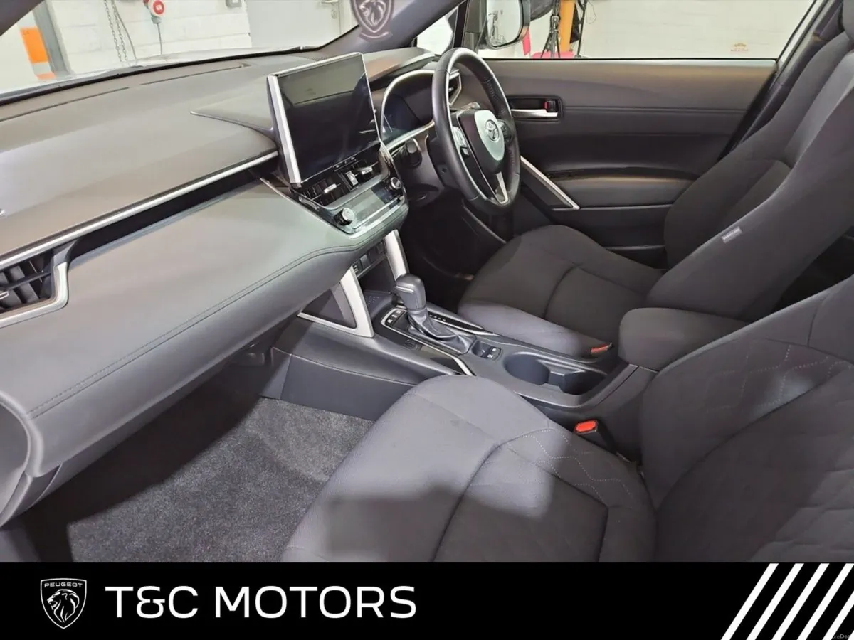Toyota Corolla Cross 1.8 Hybrid Luna Hatchback - R - Image 4