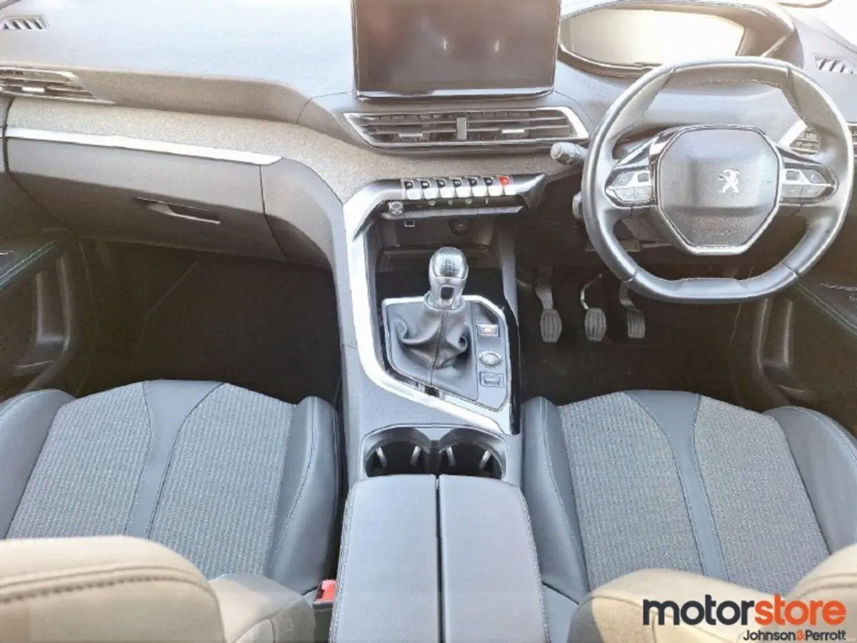 Peugeot 5008 1.5 DIESEL ALLURE TINY MILEAGE - Image 4
