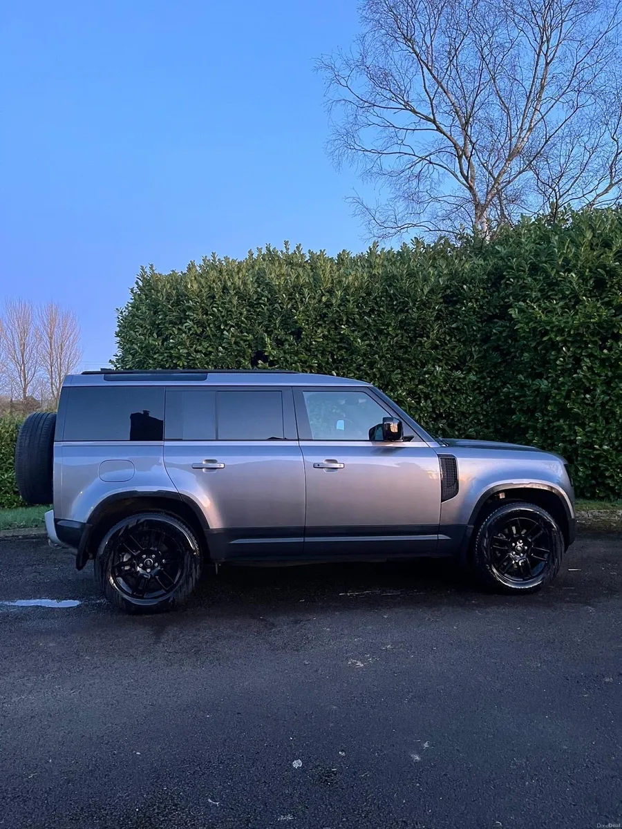 Land Rover Defender - Image 2