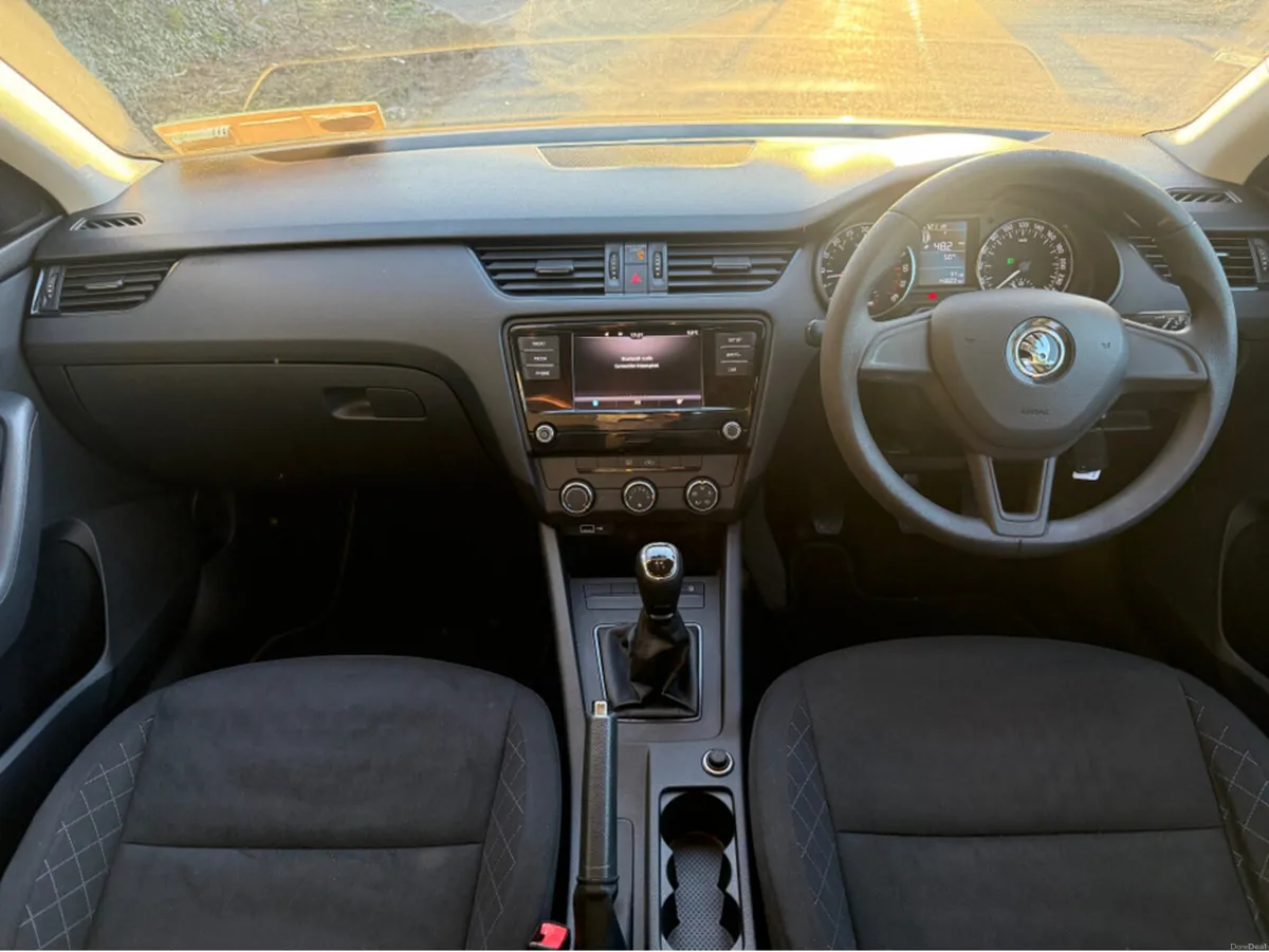 Skoda Octavia 1.6 Saloon mint condition - Image 4