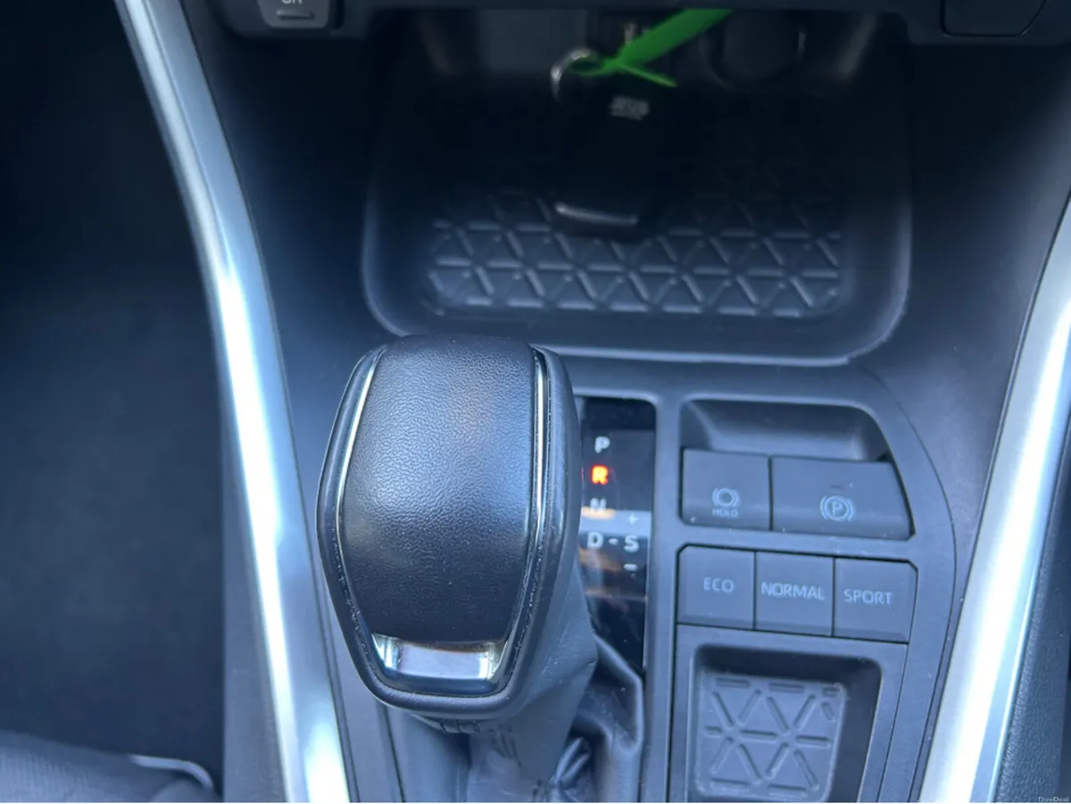 Toyota RAV4 HYBRID LUNA**//**€200 ROAD TAX**//**RE - Image 4