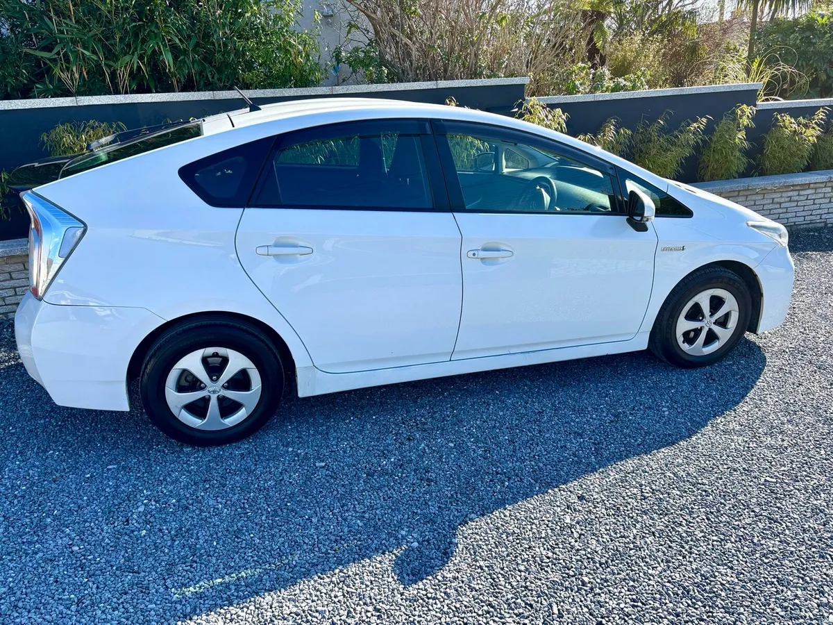 2014 TOYOTA PRIUS HYBRID - Image 2