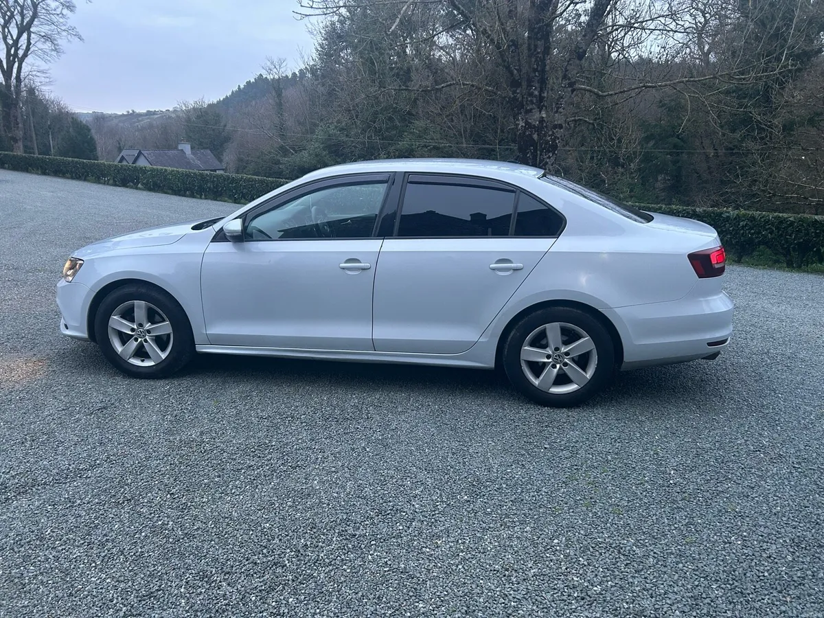 Volkswagen Jetta 2.0L - Image 4