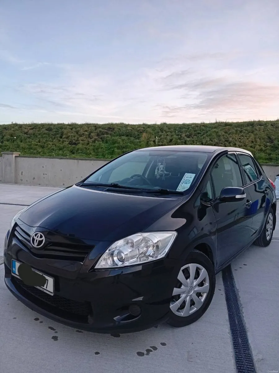 11 Toyota Auris - Image 2