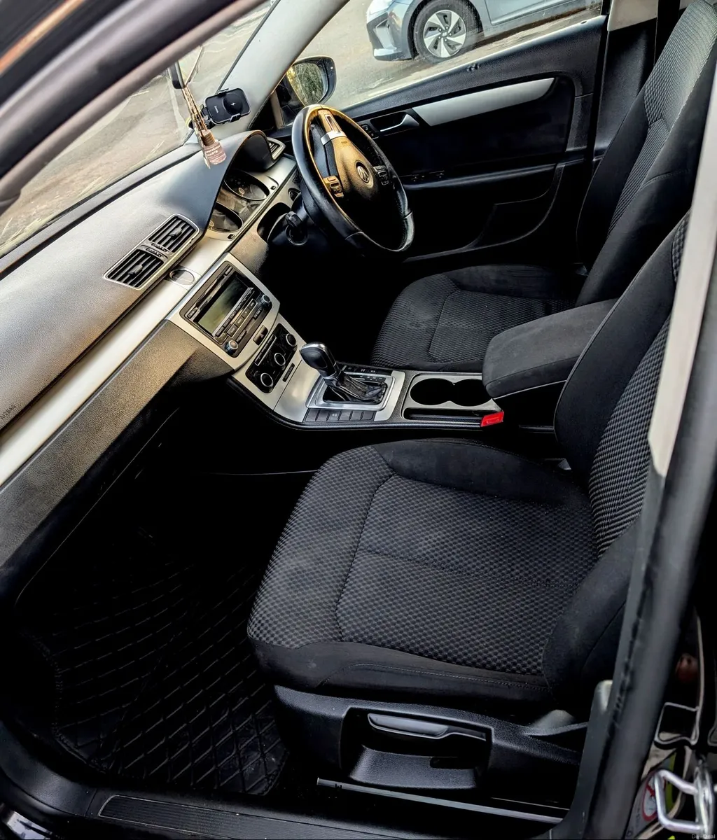 Volkswagen Passat 2012 - Image 2