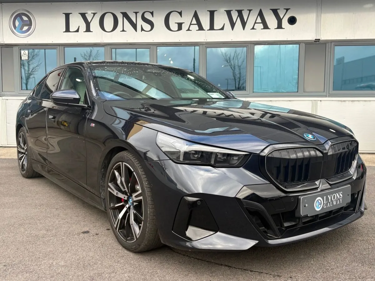 BMW 5-Series 530e M Sport / Light interior / - Image 1