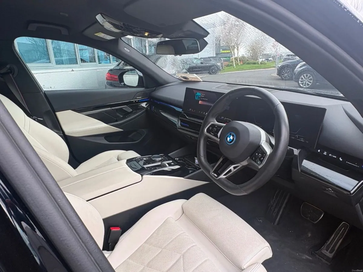 BMW 5-Series 530e M Sport / Light interior / - Image 3