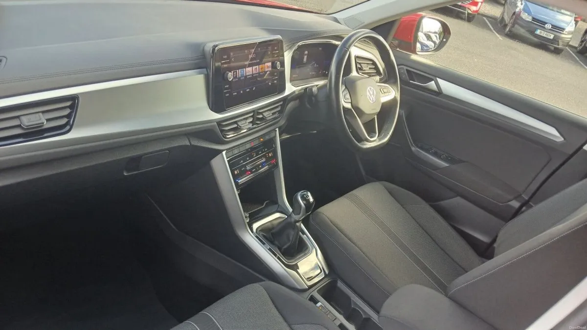Volkswagen T-Roc Life 2.0 TDI 116HP **REAR VIEW CA - Image 3