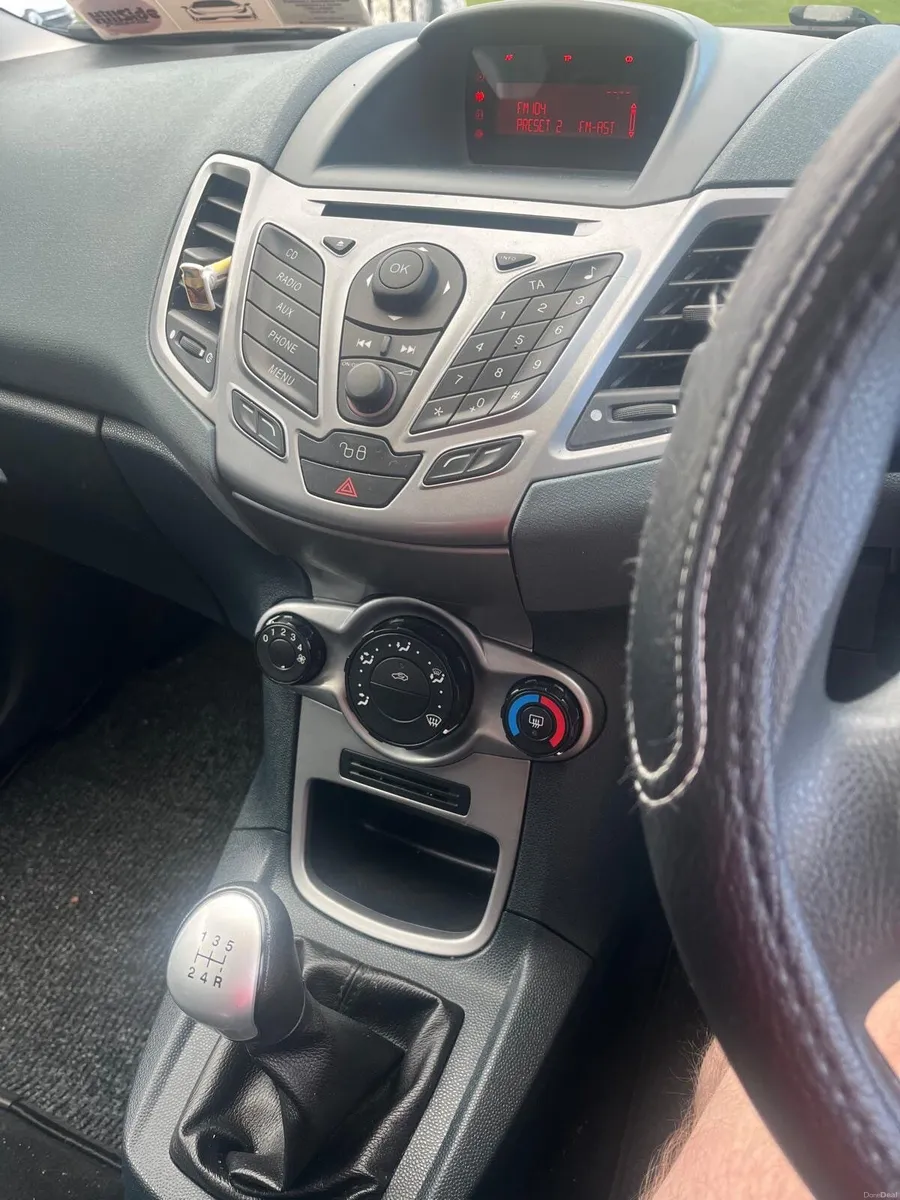 Ford Fiesta 2010 - Image 2