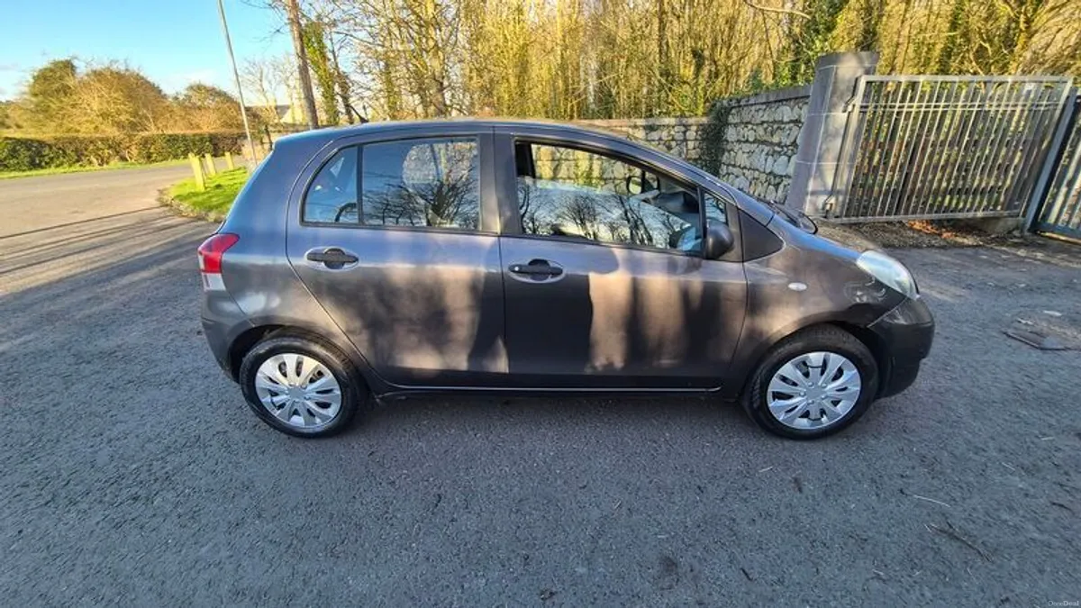 2010 Toyota Yaris - Image 3