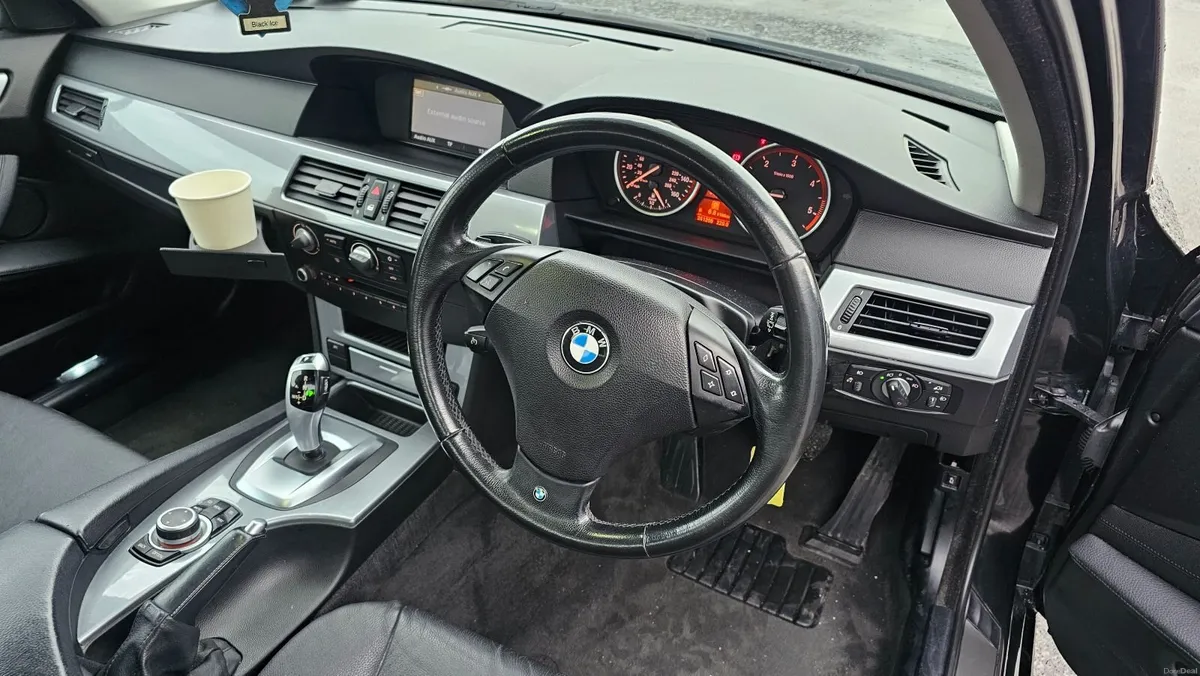 BMW 5-Series 2009 - Image 2