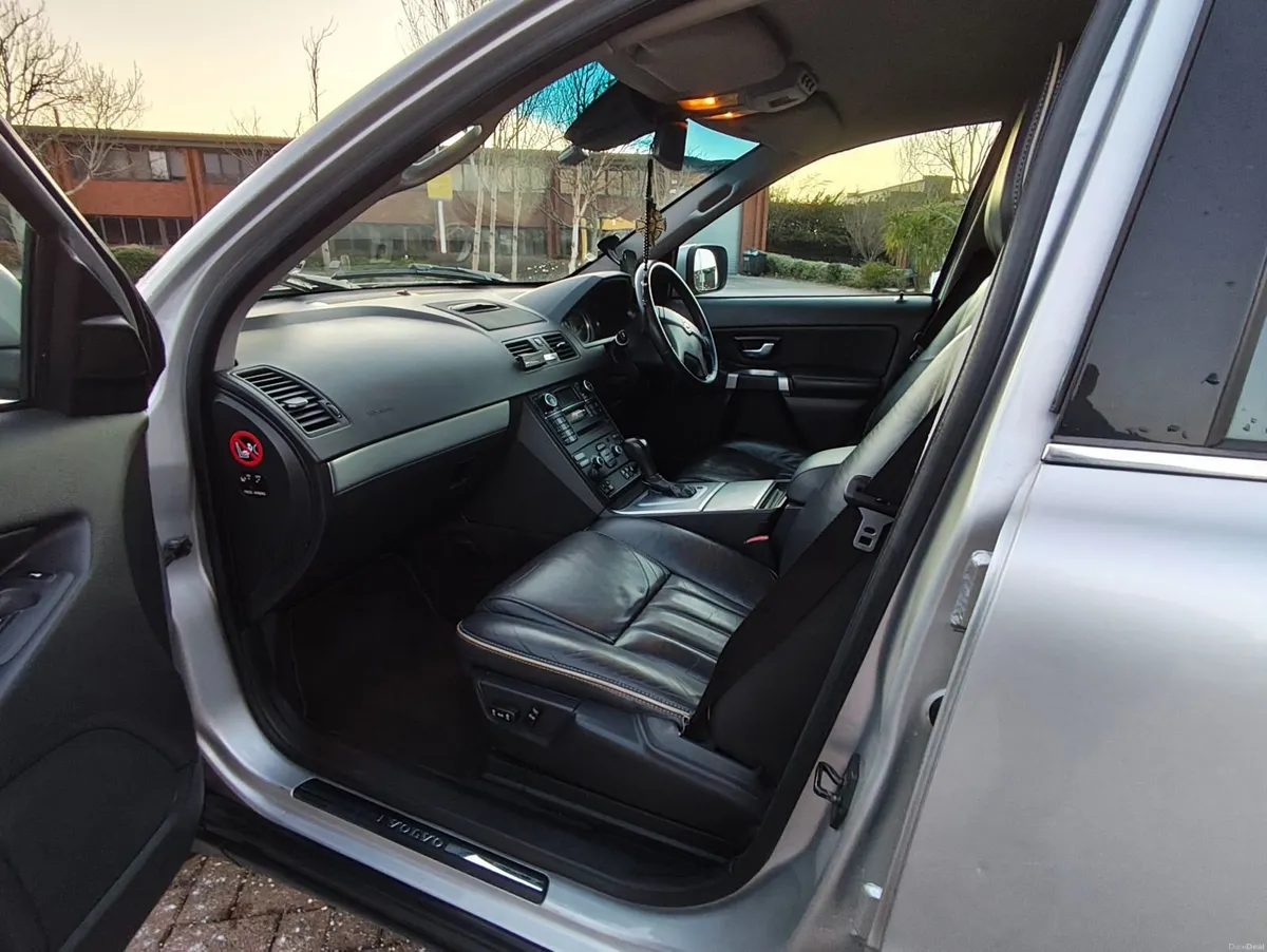 Volvo XC90 2011 - Image 2