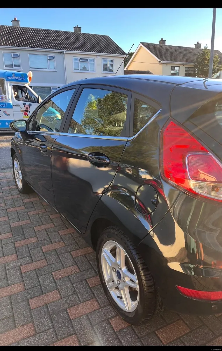 Ford Fiesta Titanium 2015 - Image 2