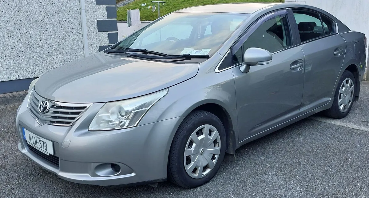 Toyota Avensis 2011 - Image 2