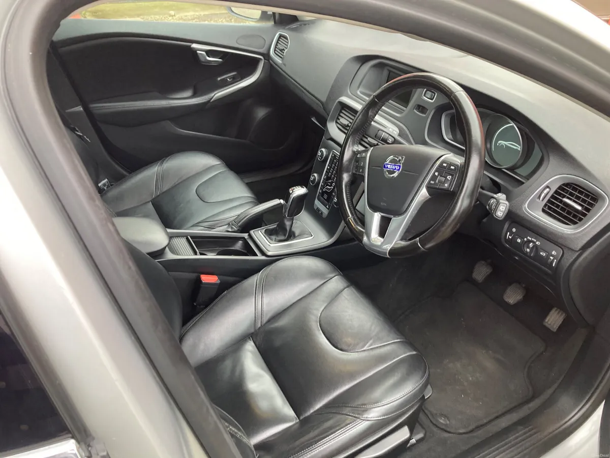 Volvo V40 2015 Diesel Manual - Image 6