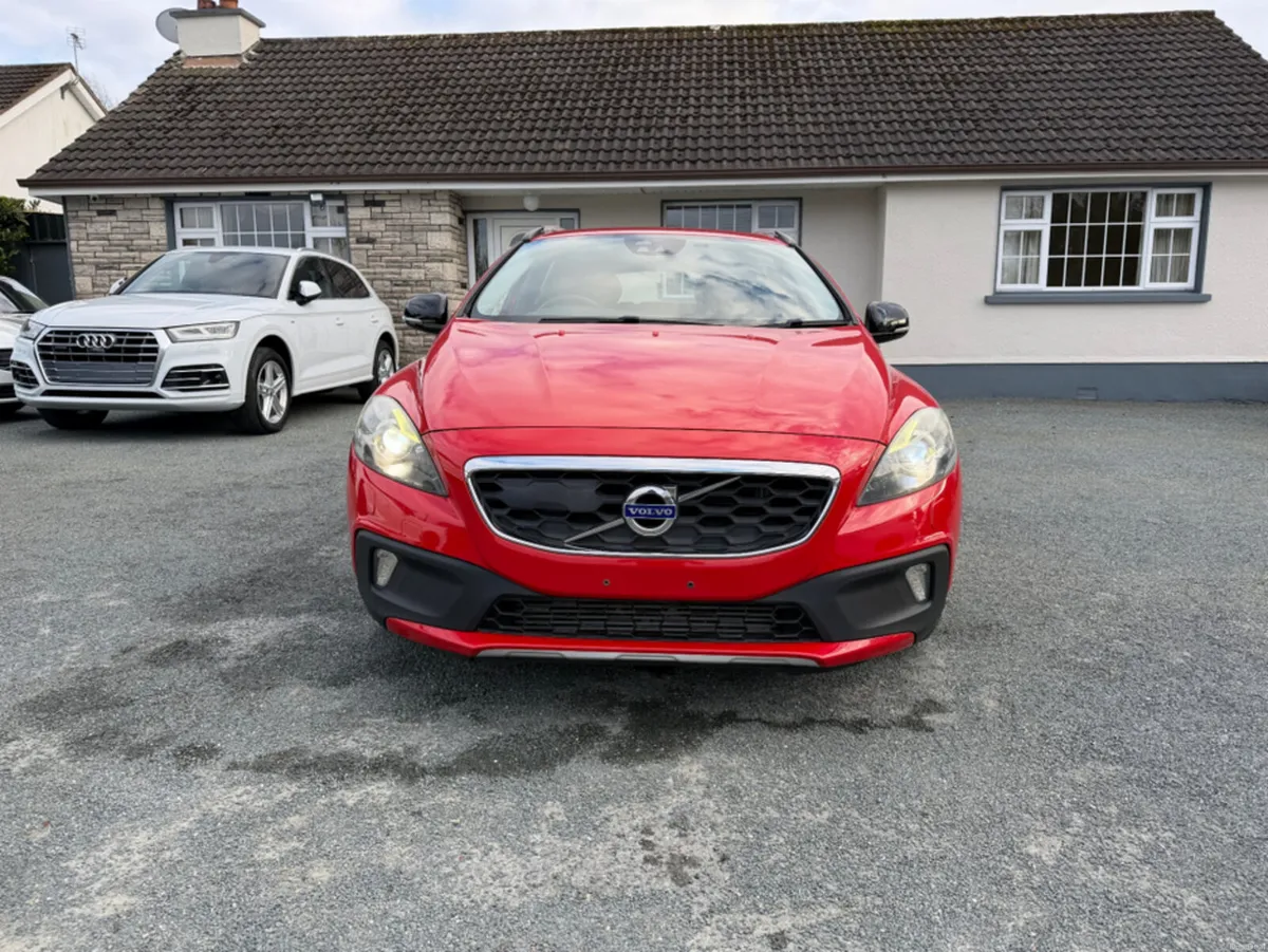 Volvo V40 2.0 D4 CROSS COUNTRY BLACK SERIES DIESEL - Image 2